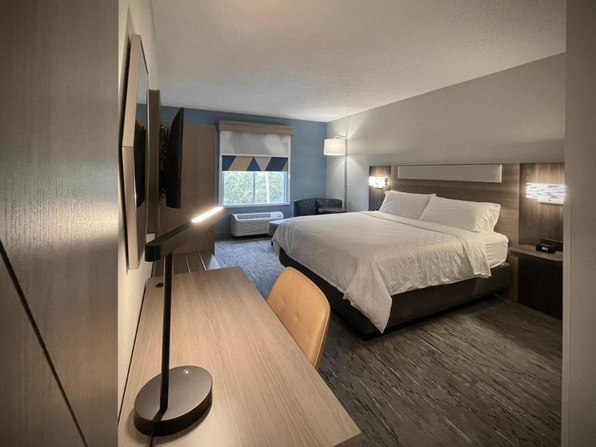Holiday Inn Express And Suites Tampa I-75 At Bruce B. Downs By Ihg Buitenkant foto