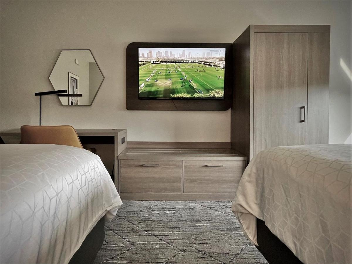 Holiday Inn Express And Suites Tampa I-75 At Bruce B. Downs By Ihg Buitenkant foto
