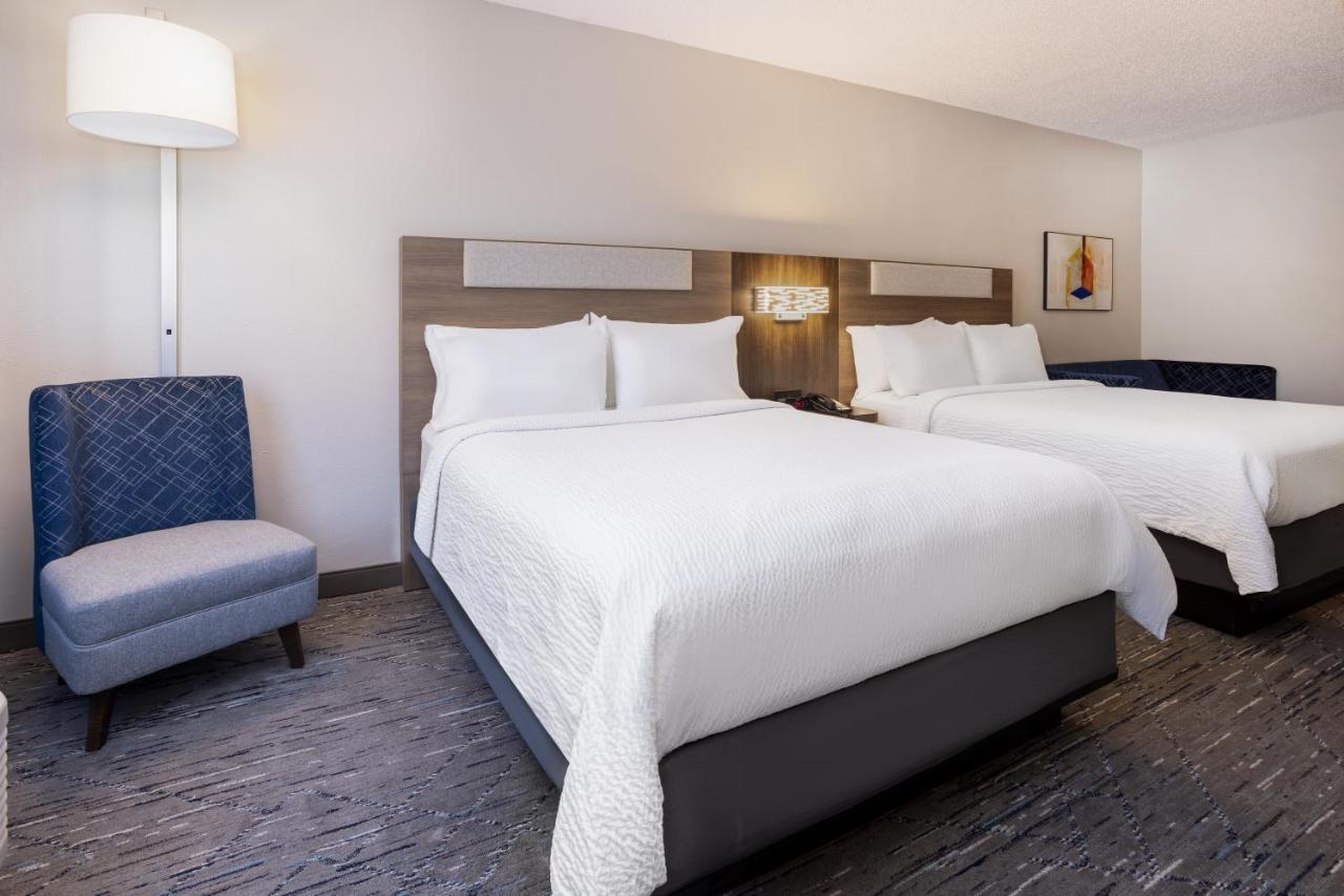 Holiday Inn Express And Suites Tampa I-75 At Bruce B. Downs By Ihg Buitenkant foto
