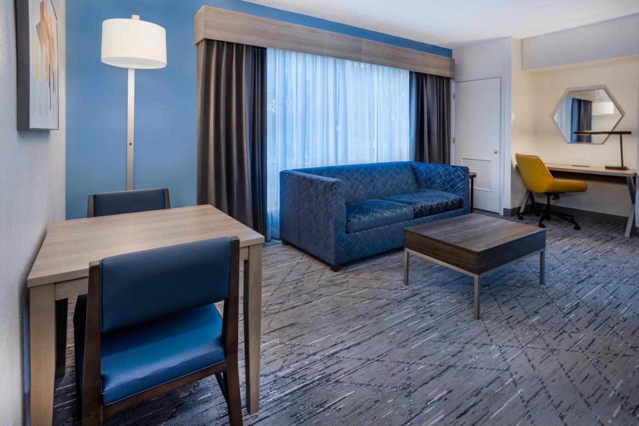 Holiday Inn Express And Suites Tampa I-75 At Bruce B. Downs By Ihg Buitenkant foto