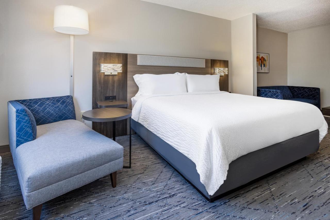 Holiday Inn Express And Suites Tampa I-75 At Bruce B. Downs By Ihg Buitenkant foto