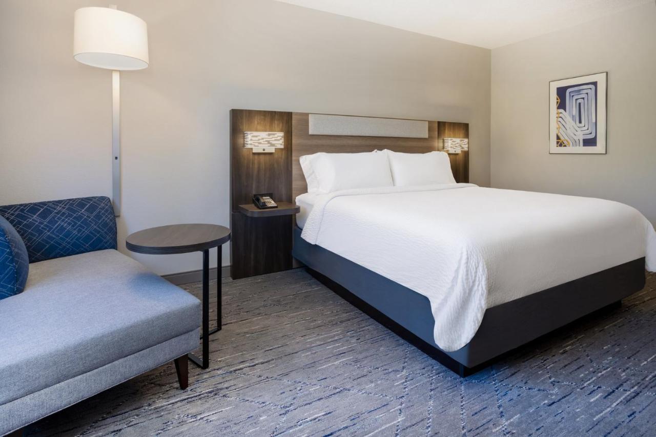 Holiday Inn Express And Suites Tampa I-75 At Bruce B. Downs By Ihg Buitenkant foto