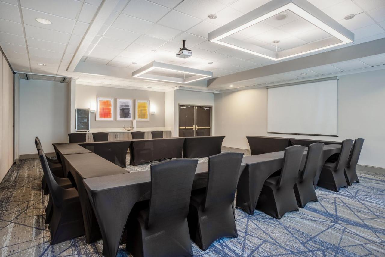 Holiday Inn Express And Suites Tampa I-75 At Bruce B. Downs By Ihg Buitenkant foto