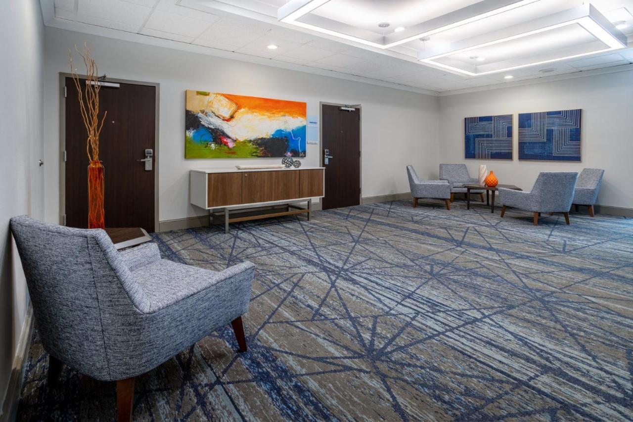 Holiday Inn Express And Suites Tampa I-75 At Bruce B. Downs By Ihg Buitenkant foto