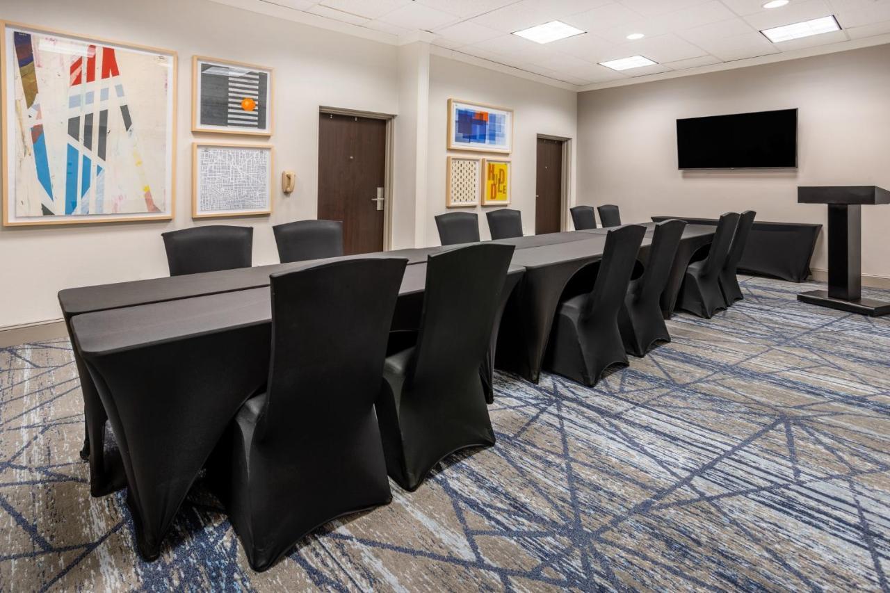 Holiday Inn Express And Suites Tampa I-75 At Bruce B. Downs By Ihg Buitenkant foto