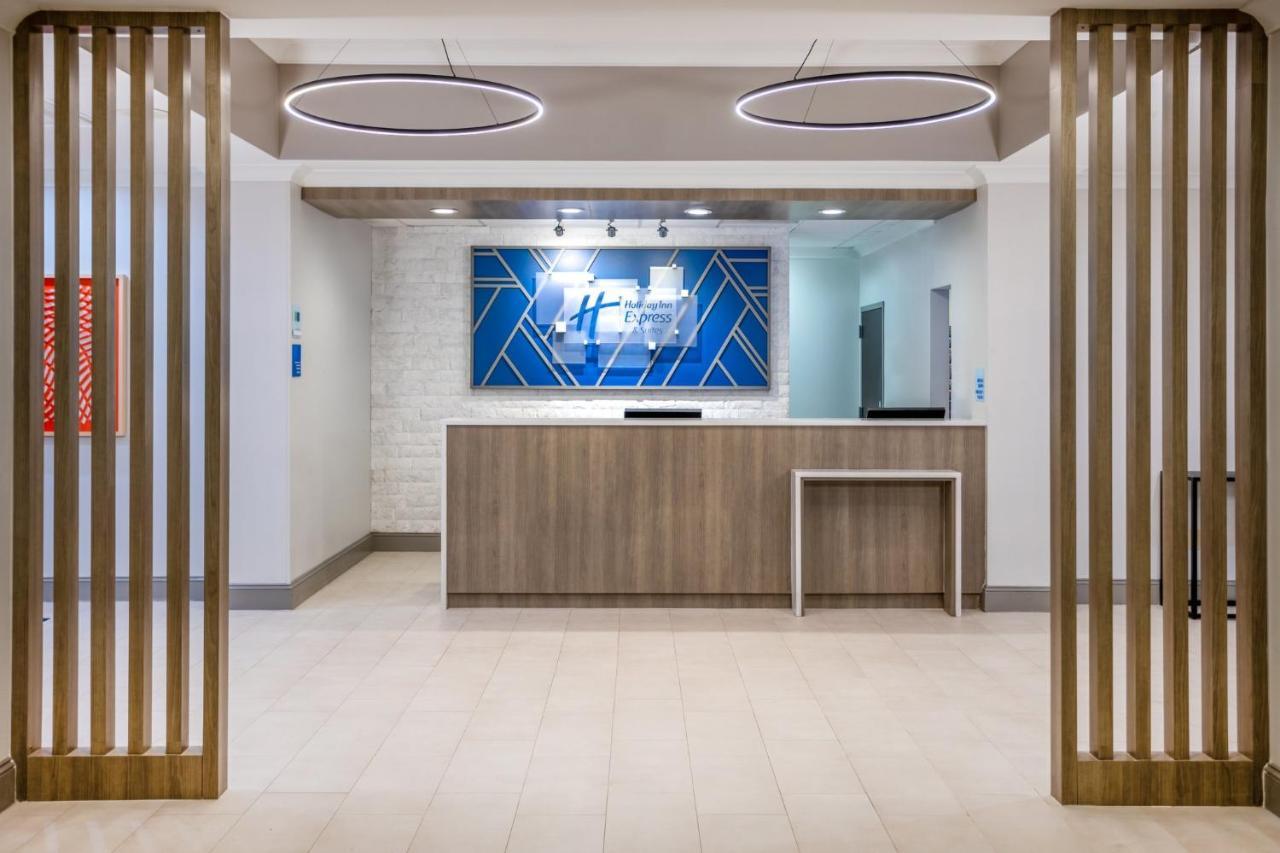 Holiday Inn Express And Suites Tampa I-75 At Bruce B. Downs By Ihg Buitenkant foto