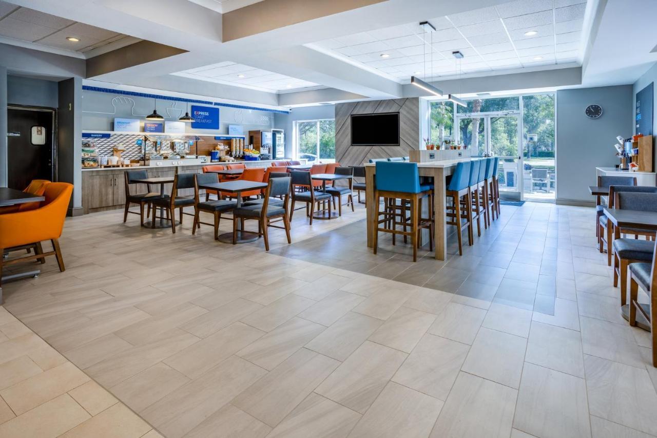 Holiday Inn Express And Suites Tampa I-75 At Bruce B. Downs By Ihg Buitenkant foto