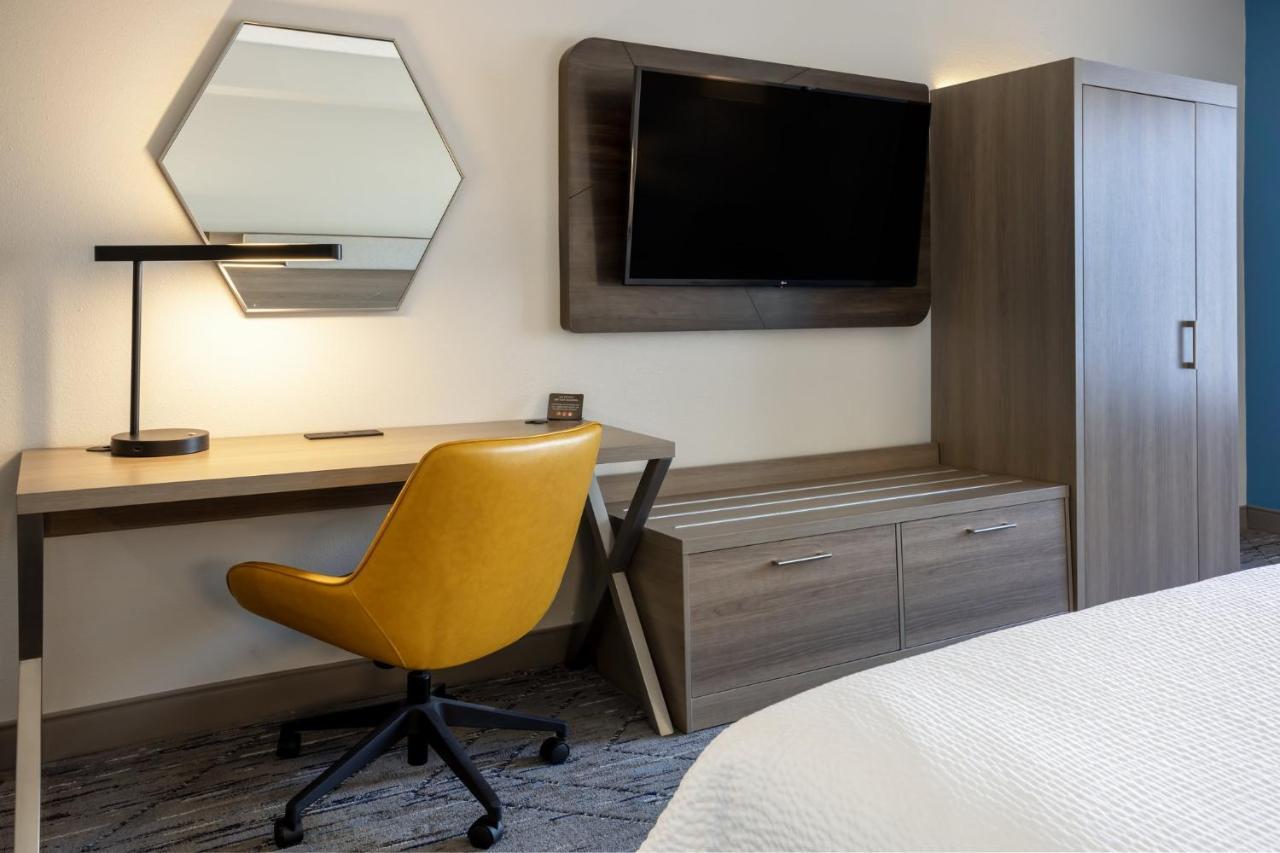 Holiday Inn Express And Suites Tampa I-75 At Bruce B. Downs By Ihg Buitenkant foto