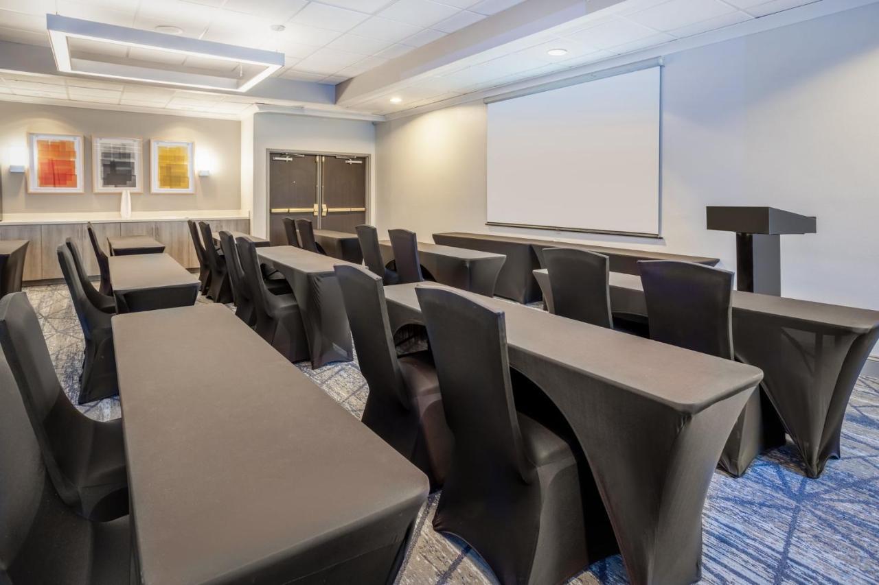 Holiday Inn Express And Suites Tampa I-75 At Bruce B. Downs By Ihg Buitenkant foto