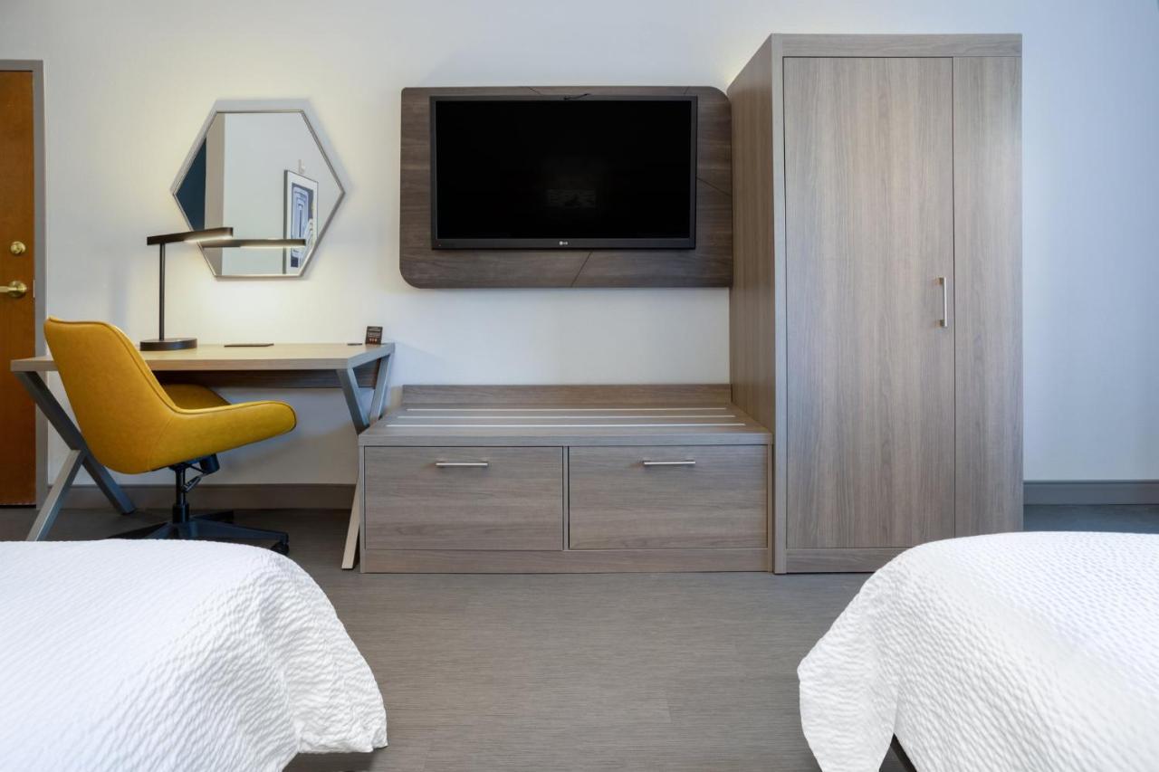 Holiday Inn Express And Suites Tampa I-75 At Bruce B. Downs By Ihg Buitenkant foto