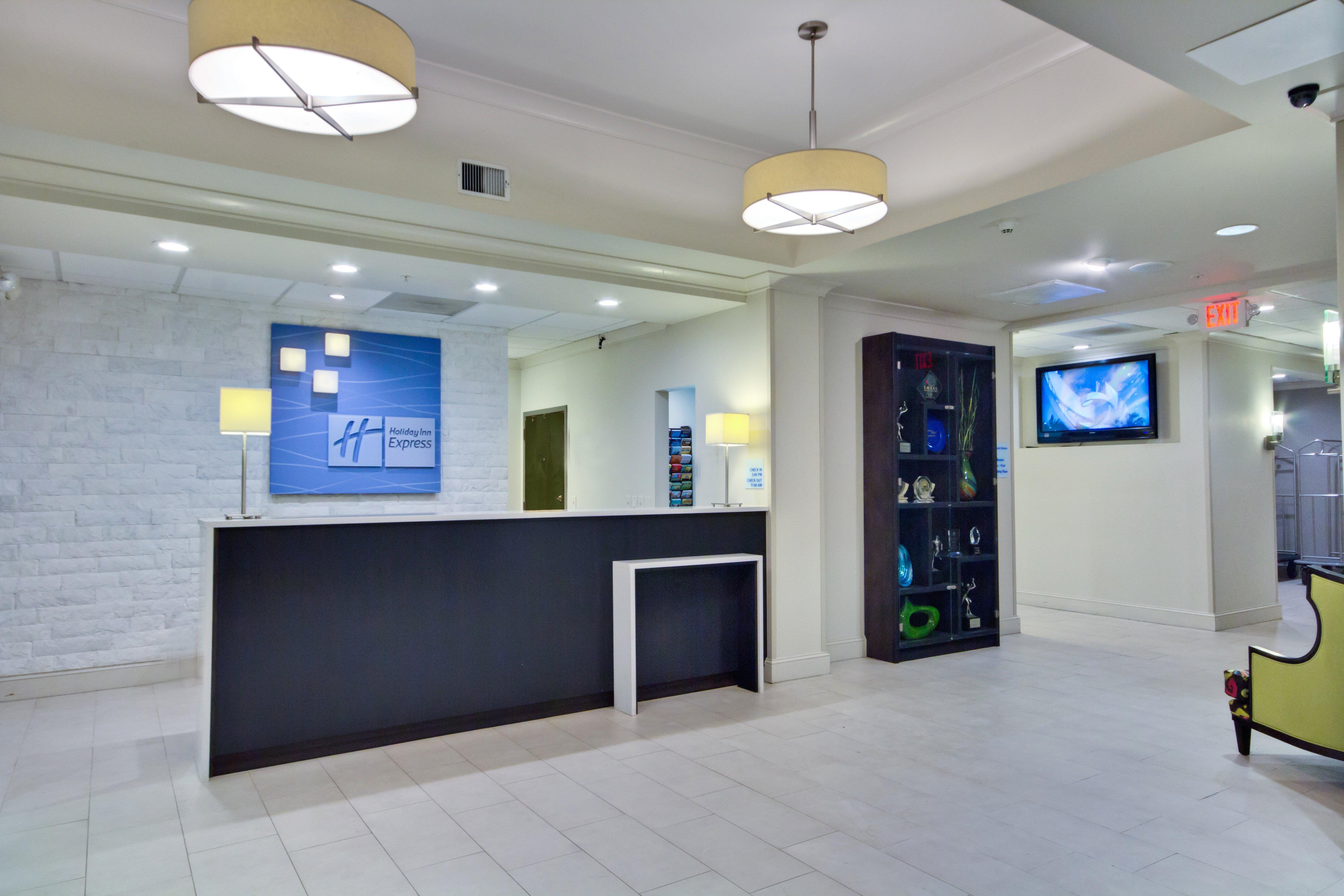 Holiday Inn Express And Suites Tampa I-75 At Bruce B. Downs By Ihg Buitenkant foto