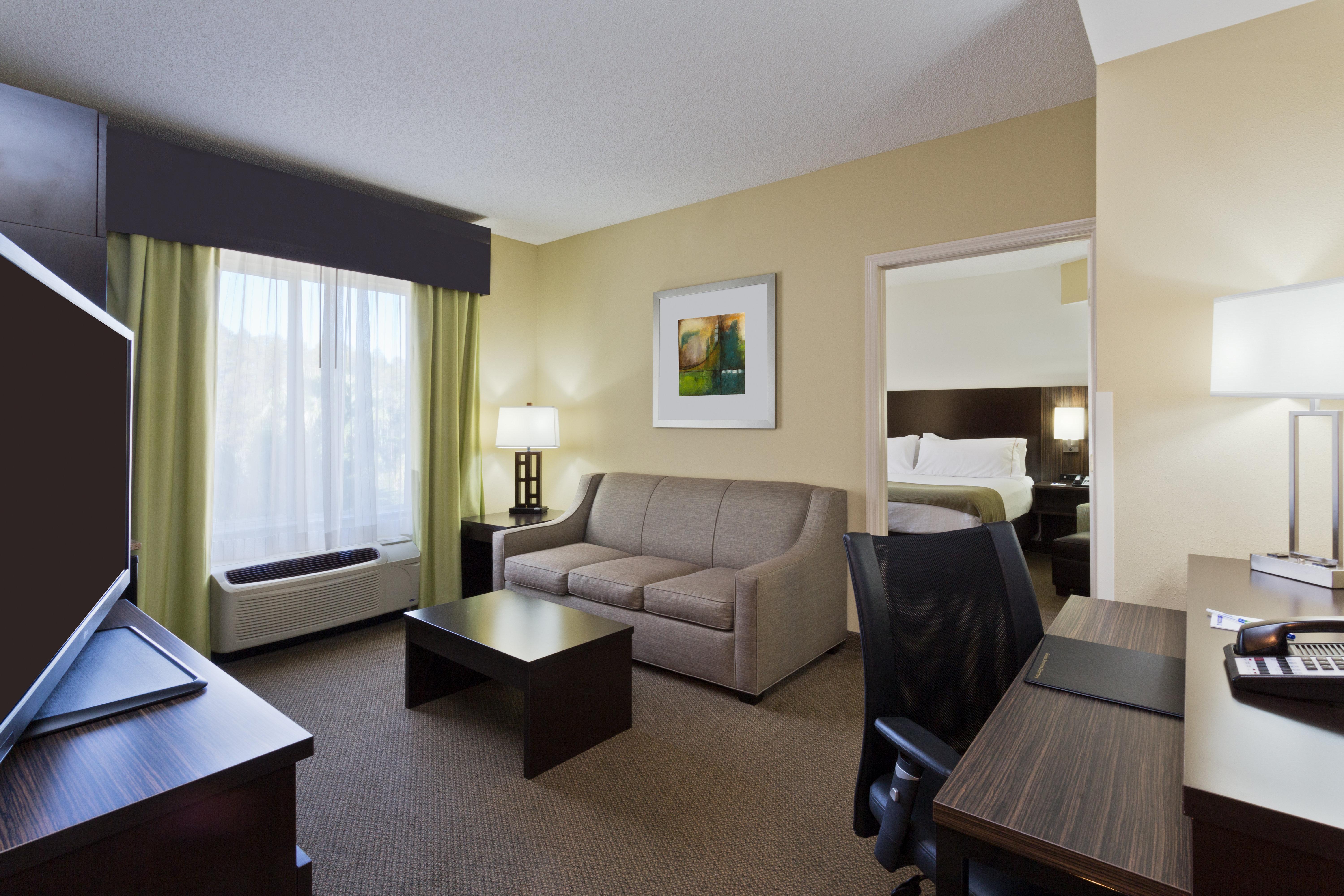 Holiday Inn Express And Suites Tampa I-75 At Bruce B. Downs By Ihg Buitenkant foto