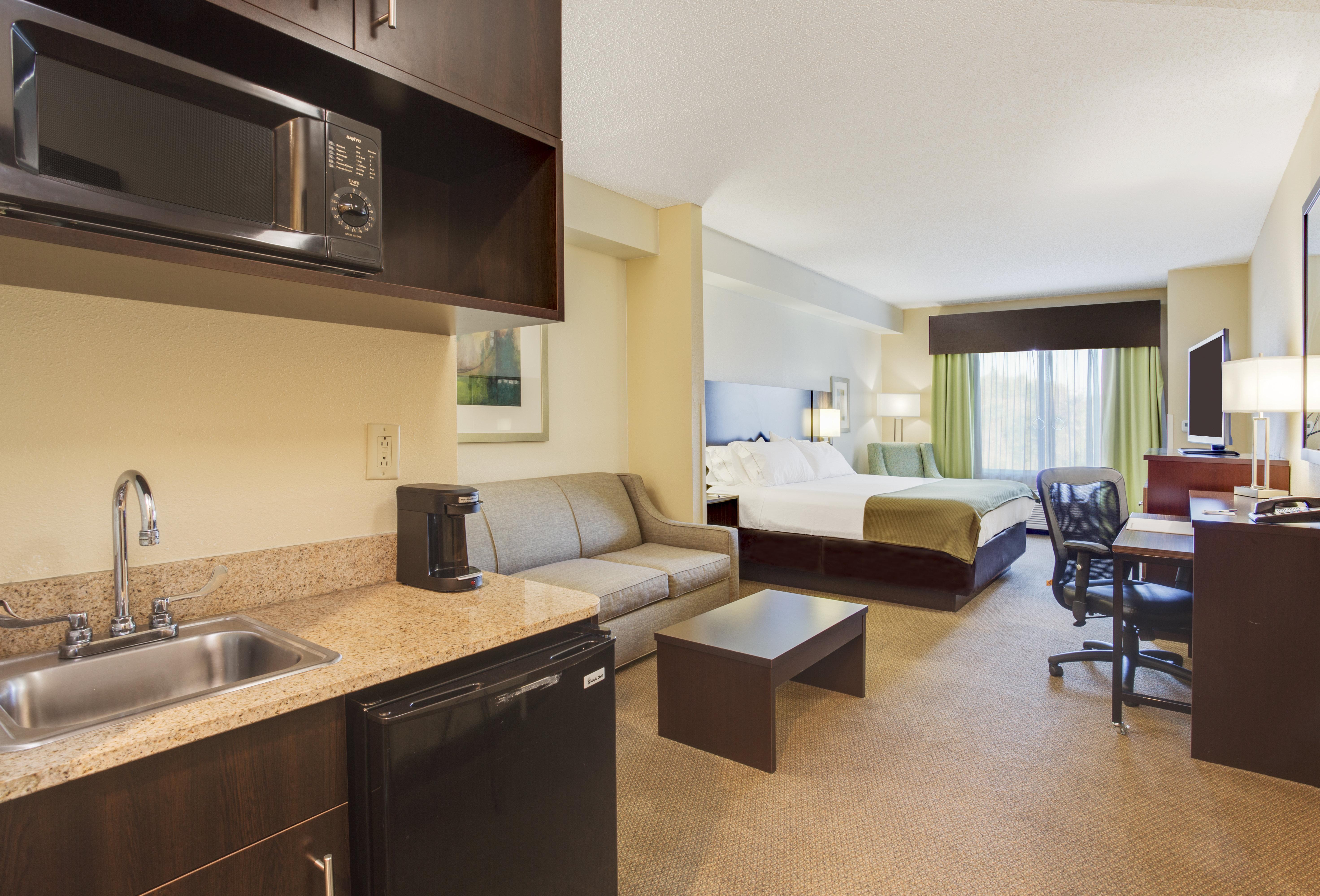 Holiday Inn Express And Suites Tampa I-75 At Bruce B. Downs By Ihg Buitenkant foto